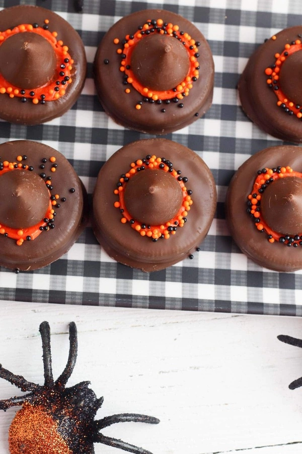 na mizi sladic za noc carovnic skoraj zagotovo ne smejo manjkati carovniski klobucki mi smo pripravili popolnoma enostaven recept ki vzame malo casa in postreze z odlicnim in bogatim okusom cokolade